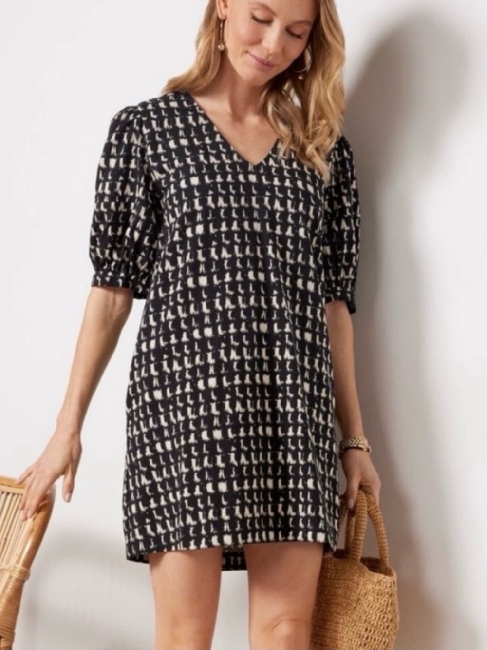 Evereve puff sleeve printed shift dress black cream